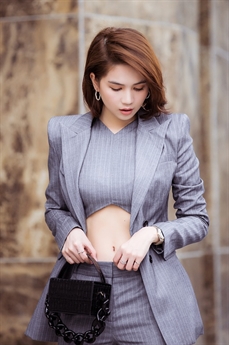 Từng có giai đoạn xuất hiện rất kín đáo, Ngọc Trinh được cho là đã chính thức quay lại hình tượng gái hư của mình ở độ tuổi ba mươi. Từng có giai đoạn xuất hiện rất kín đáo, Ngọc Trinh được cho là đã chính thức quay lại hình tượng gái hư của mình ở độ tuổi ba mươi.