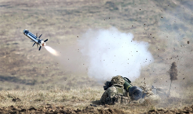 Nhược điểm đầu tiên của Javelin là toàn bộ hệ thống nặng chừng 22,3kg được cho là khá nặng với lính bộ binh trong hành quân chiến đấu. Do đó, sẽ rất khó khăn để vũ khí này tạo ra những cú đòn bất ngờ và linh hoạt trên chiến trường. Tồn tại thứ 2 cũng là tử huyệt của Javelin nằm ở đầu tự dẫn ảnh nhiệt. Trên chiến trường, nếu có 3 xe hoặc cả đội hình tăng cơ động, vũ khí chỉ có thể diệt chính xác được 1 chiếc. Nhược điểm đầu tiên của Javelin là toàn bộ hệ thống nặng chừng 22,3kg được cho là khá nặng với lính bộ binh trong hành quân chiến đấu. Do đó, sẽ rất khó khăn để vũ khí này tạo ra những cú đòn bất ngờ và linh hoạt trên chiến trường. Tồn tại thứ 2 cũng là tử huyệt của Javelin nằm ở đầu tự dẫn ảnh nhiệt. Trên chiến trường, nếu có 3 xe hoặc cả đội hình tăng cơ động, vũ khí chỉ có thể diệt chính xác được 1 chiếc.