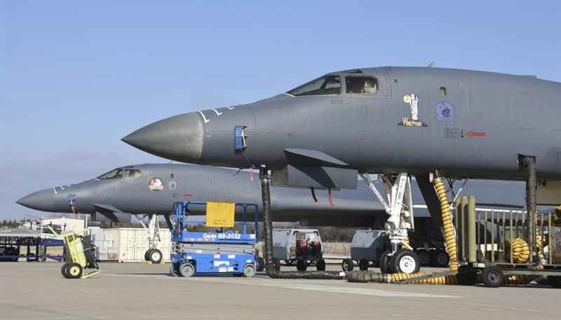 Không quân Mỹ (USAF) đang cân nhắc việc thoái vốn khỏi gói nâng cấp máy bay tầm xa chiến lược B-1B Lancer để chuyển số tiền đó sang việc bổ sung cho chương trình phát triển máy bay ném bom tấn công tầm xa (LRSB) của Northrop Grumman. Không quân Mỹ (USAF) đang cân nhắc việc thoái vốn khỏi gói nâng cấp máy bay tầm xa chiến lược B-1B Lancer để chuyển số tiền đó sang việc bổ sung cho chương trình phát triển máy bay ném bom tấn công tầm xa (LRSB) của Northrop Grumman.