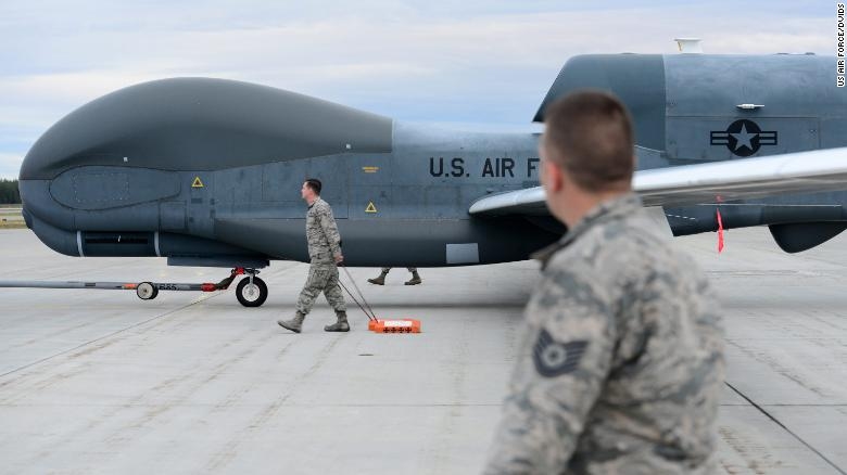 Máy bay không người lái (UAV) hạng nặng RQ-4 Global Hawk trở thành phương tiện trinh sát tầm xa của Không quân Mỹ trong tất cả các khu vực xung đột có lực lượng Mỹ tham gia trong gần 20 năm qua từ Trung Đông, Afghanistan, khu vực châu Á-Thái Bình Dương, Bắc Phi. Máy bay không người lái (UAV) hạng nặng RQ-4 Global Hawk trở thành phương tiện trinh sát tầm xa của Không quân Mỹ trong tất cả các khu vực xung đột có lực lượng Mỹ tham gia trong gần 20 năm qua từ Trung Đông, Afghanistan, khu vực châu Á-Thái Bình Dương, Bắc Phi.