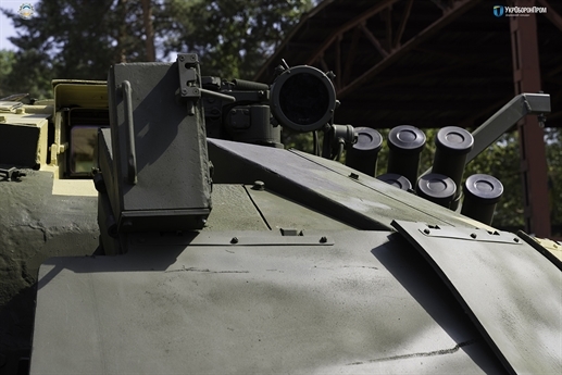 T-72AMT được bổ sung giáp dạng lồng vào phía sau thân và phần sau của tháp pháo. Không những vậy, phiên bản mới còn được tăng cường giáp phản ứng nổ Kontakt 1; tích hợp kính ngắm TKN-ZUM cho súng máy 12,7 mm; kính ngắm 1K-13-49 và TNK-72 cho pháo thủ cùng trưởng xe... T-72AMT được bổ sung giáp dạng lồng vào phía sau thân và phần sau của tháp pháo. Không những vậy, phiên bản mới còn được tăng cường giáp phản ứng nổ Kontakt 1; tích hợp kính ngắm TKN-ZUM cho súng máy 12,7 mm; kính ngắm 1K-13-49 và TNK-72 cho pháo thủ cùng trưởng xe...