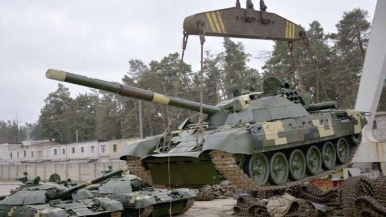 Thông tin về gói trang bị mới được Bộ Tư lệnh Hậu cần thuộc quân đội Ukraine cho biết, buổi tiếp nhận 15 chiến tăng hạng nặng T-72AMT được thực hiện hôm 24/1. Lô 10 chiếc tiếp theo sẽ được chuyển cho quân đội trước khi kết thúc tháng 1/2020. Thông tin về gói trang bị mới được Bộ Tư lệnh Hậu cần thuộc quân đội Ukraine cho biết, buổi tiếp nhận 15 chiến tăng hạng nặng T-72AMT được thực hiện hôm 24/1. Lô 10 chiếc tiếp theo sẽ được chuyển cho quân đội trước khi kết thúc tháng 1/2020.