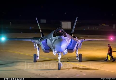 Nhận định trên được tạp chí Mỹ đưa ra khi nói về khả năng của F-35A của Mỹ và phiên bản xuất khẩu cho Israel là F-35I, vấn đề đặc biệt nghiêm trọng khi Không quân Israel quyết định trang bị cho toàn bộ F-35I thùng nhiên liệu cỡ lớn bên ngoài - loại có thể chứa tới 1930 lít. Nhận định trên được tạp chí Mỹ đưa ra khi nói về khả năng của F-35A của Mỹ và phiên bản xuất khẩu cho Israel là F-35I, vấn đề đặc biệt nghiêm trọng khi Không quân Israel quyết định trang bị cho toàn bộ F-35I thùng nhiên liệu cỡ lớn bên ngoài - loại có thể chứa tới 1930 lít.