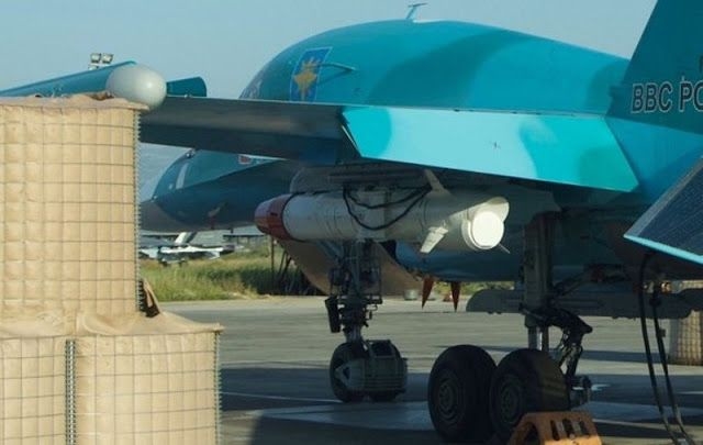 Cụ thể, dù những hệ thống EW Khibiny đang hoạt động rất hiệu quả trên Su-34 nhưng Nga đã quyết định thay thế chúng bằng hệ thống hiện đại hơn được định danh là Tarantul. Cụ thể, dù những hệ thống EW Khibiny đang hoạt động rất hiệu quả trên Su-34 nhưng Nga đã quyết định thay thế chúng bằng hệ thống hiện đại hơn được định danh là Tarantul.