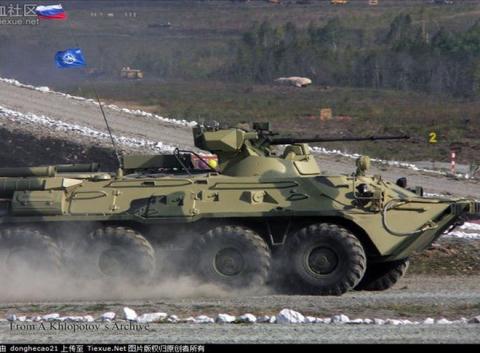 BTR-82AT Nga phối hợp với vệ tinh khi chiến đấu
