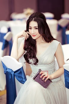 Á hậu Tú Anh được mẹ tặng nhẫn kim cương 60.000 USD (hơn 1,3 tỷ đồng) làm của hồi môn trước khi kết hôn. Á hậu Tú Anh được mẹ tặng nhẫn kim cương 60.000 USD (hơn 1,3 tỷ đồng) làm của hồi môn trước khi kết hôn.