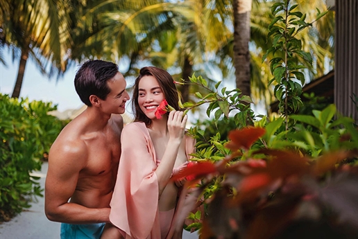 Chuyến đi như một cách giúp cặp đôi hâm nóng tình cảm và xoá đi những tin đồn không hay luôn râm ran quanh mình. Tất cả mọi chuyện đều ổn chứ không như người ta đồn đoán. Chuyến đi như một cách giúp cặp đôi hâm nóng tình cảm và xoá đi những tin đồn không hay luôn râm ran quanh mình. Tất cả mọi chuyện đều ổn chứ không như người ta đồn đoán.