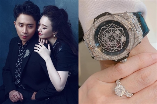 Trước đó, trong dịp kỷ niệm ba năm cưới, Trấn Thành tặng Hari Won nhẫn kim cương. Trước đó, trong dịp kỷ niệm ba năm cưới, Trấn Thành tặng Hari Won nhẫn kim cương.