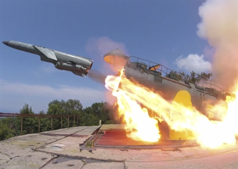 Nga phóng tên lửa chống hạm bay sát tàu khu trục Mỹ Nga phóng tên lửa chống hạm bay sát tàu khu trục Mỹ