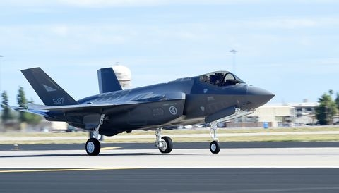Ngay từ khi mua F-35, Na Uy đã công bố sẽ sử dụng tiêm kích thế hệ 5 này để thu thập thông tin trong khi tiến hành săn tàu ngầm Nga, cũng như hộ tống máy bay quân sự Nga gần biên giới. Tuy nhiên, khi đi vào vận hành, họ mới nhận ra F-35 gần như không có khả năng săn ngầm. Như vậy, để chống ngầm Không - Hải quân Na Uy vẫn phải dựa vào những phương tiện hiện có như chiến hạm, máy bay săn ngầm. Ngay từ khi mua F-35, Na Uy đã công bố sẽ sử dụng tiêm kích thế hệ 5 này để thu thập thông tin trong khi tiến hành săn tàu ngầm Nga, cũng như hộ tống máy bay quân sự Nga gần biên giới. Tuy nhiên, khi đi vào vận hành, họ mới nhận ra F-35 gần như không có khả năng săn ngầm. Như vậy, để chống ngầm Không - Hải quân Na Uy vẫn phải dựa vào những phương tiện hiện có như chiến hạm, máy bay săn ngầm.