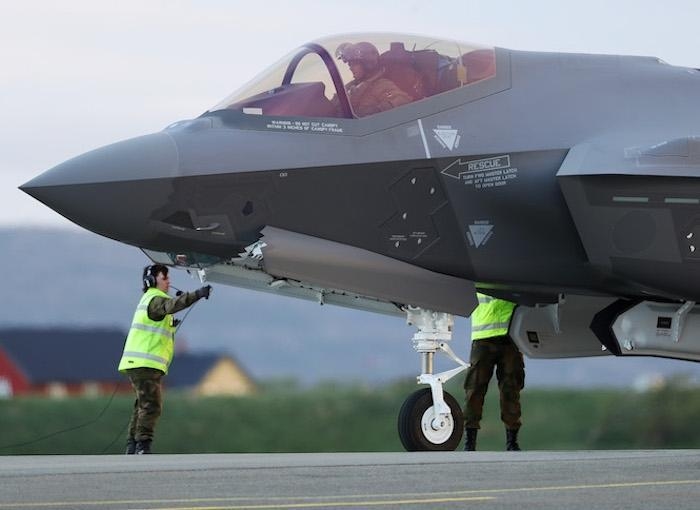 Trang Defence-blog cho biết, việc điều tiêm kích F-35 đến Iceland đánh dấu lần đầu tiên chiến đấu cơ tàng hình của Na Uy ra nước ngoài thực hiện nhiệm vụ. Theo kế hoạch, phi đội F-35 sẽ đảm nhận nhiệm tuần tra và đề phòng tàu ngầm Nga hoạt động gần Iceland. Trang Defence-blog cho biết, việc điều tiêm kích F-35 đến Iceland đánh dấu lần đầu tiên chiến đấu cơ tàng hình của Na Uy ra nước ngoài thực hiện nhiệm vụ. Theo kế hoạch, phi đội F-35 sẽ đảm nhận nhiệm tuần tra và đề phòng tàu ngầm Nga hoạt động gần Iceland.