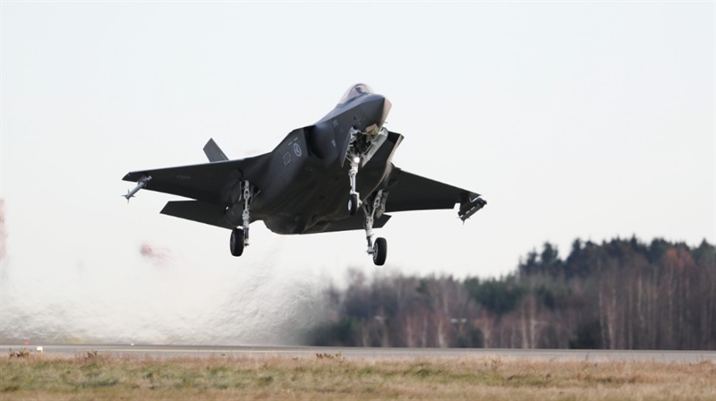 Vô dụng trong nhiệm vụ săn ngầm, F-35 có khả năng chống hạm khá mạnh nhưng phải mang theo tên lửa gắn ở mấu treo bên ngoài. Vì vậy, tính năng tàng hình bị ảnh hưởng nghiêm trọng. Báo Mỹ thừa nhận, dù là dòng chiến đấu cơ thuộc thế hệ 5 nhưng hiện tại, Na Uy chỉ có thể sử dụng F-35 vào nhiệm vụ không chiến và tấn công mặt đất. Mặc dù vậy, Oslo vẫn tự tin tuyên bố sẽ hạ gục những mục tiêu Nga nếu xung đột xảy ra. Vô dụng trong nhiệm vụ săn ngầm, F-35 có khả năng chống hạm khá mạnh nhưng phải mang theo tên lửa gắn ở mấu treo bên ngoài. Vì vậy, tính năng tàng hình bị ảnh hưởng nghiêm trọng. Báo Mỹ thừa nhận, dù là dòng chiến đấu cơ thuộc thế hệ 5 nhưng hiện tại, Na Uy chỉ có thể sử dụng F-35 vào nhiệm vụ không chiến và tấn công mặt đất. Mặc dù vậy, Oslo vẫn tự tin tuyên bố sẽ hạ gục những mục tiêu Nga nếu xung đột xảy ra.