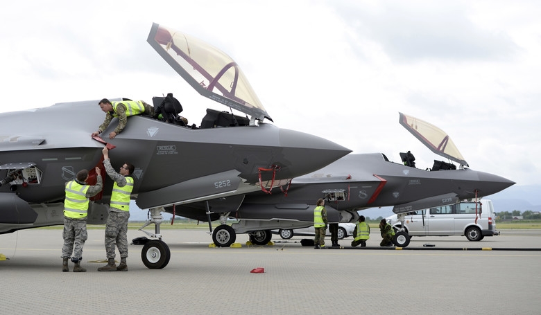 Nhiệm vụ của F-35 Na Uy đã khá rõ ràng nhưng những chiến đấu cơ này khó có thể hoàn nhiệm vụ của mình do những khó khăn lớn Na Uy cũng đã kịp nhận ra ngay khi đưa F-35 vào vận hành thuộc về hệ thống dù và chúng cần phải được cải tiến. Nhiệm vụ của F-35 Na Uy đã khá rõ ràng nhưng những chiến đấu cơ này khó có thể hoàn nhiệm vụ của mình do những khó khăn lớn Na Uy cũng đã kịp nhận ra ngay khi đưa F-35 vào vận hành thuộc về hệ thống dù và chúng cần phải được cải tiến.