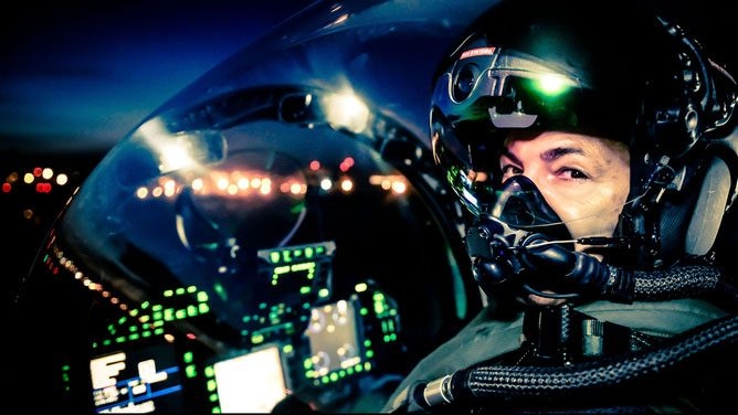 Nhà thầu quốc phòng Lockheed Martin vừa nhận được bản hợp đồng trị giá 352,6 triệu USD phát triển mũ bảo hiểm thế hệ III (HMDS) cho phi công lái F-35. Hợp đồng phải hoàn thành trước khi kết thúc năm 2020. Sau khi trang bị đầy đủ mũ thế hệ mới trong các lực lượng Mỹ, những khách hàng mua F-35 cũng sẽ trang bị dòng mũ tối tân này. Nhà thầu quốc phòng Lockheed Martin vừa nhận được bản hợp đồng trị giá 352,6 triệu USD phát triển mũ bảo hiểm thế hệ III (HMDS) cho phi công lái F-35. Hợp đồng phải hoàn thành trước khi kết thúc năm 2020. Sau khi trang bị đầy đủ mũ thế hệ mới trong các lực lượng Mỹ, những khách hàng mua F-35 cũng sẽ trang bị dòng mũ tối tân này.