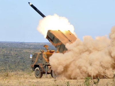Nếu so sánh với các mẫu MLRS khác như BM-21 Grad của Nga hay M142 HIMARS của Mỹ, Astros II không thực sự quá nổi bật thế nhưng nó có một lợi thế mà các mẫu MLRS khác không có đó là khả năng triển khai nhiều dòng đạn rocket khác nhau cho từng loại nhiệm vụ nhất định. Nếu so sánh với các mẫu MLRS khác như BM-21 Grad của Nga hay M142 HIMARS của Mỹ, Astros II không thực sự quá nổi bật thế nhưng nó có một lợi thế mà các mẫu MLRS khác không có đó là khả năng triển khai nhiều dòng đạn rocket khác nhau cho từng loại nhiệm vụ nhất định.