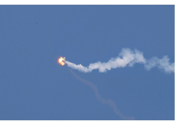 Tại đây, không khó để nhận ra những chiến đấu cơ MiG-29 và Su-25 đều được trang bị rất mạnh với những tên lửa R-60 và Kh-29L. Không rõ chiến đấu cơ Triều Tiên đã tấn công những mục tiêu giả định nào nhưng chỉ với bức ảnh MiG-29 diệt gọn mục tiêu đường không cũng đủ cho thấy năng lực đánh chặn cực tốt của Không quân Triều Tiên. Tại đây, không khó để nhận ra những chiến đấu cơ MiG-29 và Su-25 đều được trang bị rất mạnh với những tên lửa R-60 và Kh-29L. Không rõ chiến đấu cơ Triều Tiên đã tấn công những mục tiêu giả định nào nhưng chỉ với bức ảnh MiG-29 diệt gọn mục tiêu đường không cũng đủ cho thấy năng lực đánh chặn cực tốt của Không quân Triều Tiên.