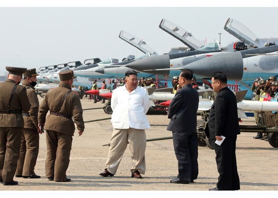 Tên lửa R-60 trang bị động cơ rocket thuốc phóng rắn cho tầm bắn tối đa 8km trên độ cao lớn, nhưng tầm tác chiến lý tưởng chỉ là 4km. Tuy nhiên, ưu điểm của R-60 không phải ở tầm bắn xa mà chính là tầm bắn ngắn nhất của nó chỉ 300m, lợi thế trong các cuộc không chiến quần vòng, cự ly gần. Tên lửa R-60 trang bị động cơ rocket thuốc phóng rắn cho tầm bắn tối đa 8km trên độ cao lớn, nhưng tầm tác chiến lý tưởng chỉ là 4km. Tuy nhiên, ưu điểm của R-60 không phải ở tầm bắn xa mà chính là tầm bắn ngắn nhất của nó chỉ 300m, lợi thế trong các cuộc không chiến quần vòng, cự ly gần.