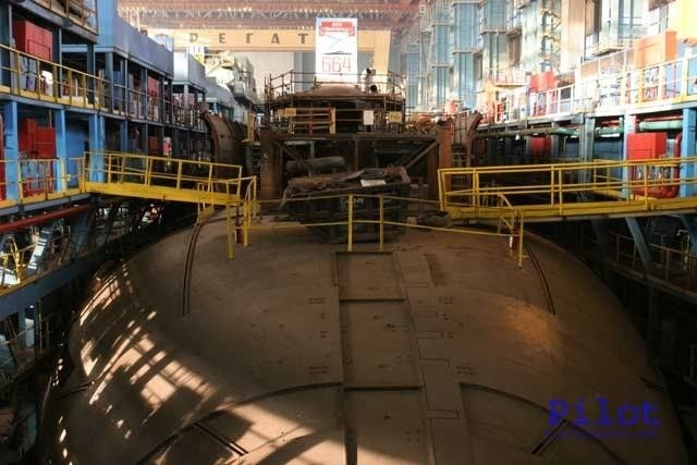 Tàu Severodvinsk có chiều dài lên tới trên 180 m, biên chế 118 sỹ quan, thủy thủ; tốc độ hành trình lớn nhất 33 hải lý/h; lượng choán nước 23.860 tấn. Con tàu có thể lặn sâu gấp đôi những tàu ngầm hạt nhân Mỹ hiện nay. Tàu Severodvinsk có chiều dài lên tới trên 180 m, biên chế 118 sỹ quan, thủy thủ; tốc độ hành trình lớn nhất 33 hải lý/h; lượng choán nước 23.860 tấn. Con tàu có thể lặn sâu gấp đôi những tàu ngầm hạt nhân Mỹ hiện nay.