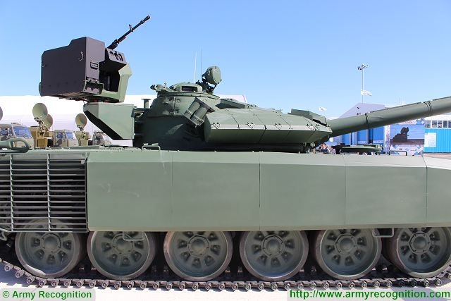 Thay đổi dễ nhận thấy nhất trên chiếc xe tăng T-72 được trang bị gói nâng cấp mới là hệ thống giáp khác biệt. Với phần giáp phản ứng nổ được bố trí phía trước thân xe, xung quanh và phía trên tháp pháo nhằm vô hiệu hóa các loại tên lửa chống tăng dẫn đường của đối phương. Hai bên thân xe cũng được trang bị giáp lồng. Thay đổi dễ nhận thấy nhất trên chiếc xe tăng T-72 được trang bị gói nâng cấp mới là hệ thống giáp khác biệt. Với phần giáp phản ứng nổ được bố trí phía trước thân xe, xung quanh và phía trên tháp pháo nhằm vô hiệu hóa các loại tên lửa chống tăng dẫn đường của đối phương. Hai bên thân xe cũng được trang bị giáp lồng.