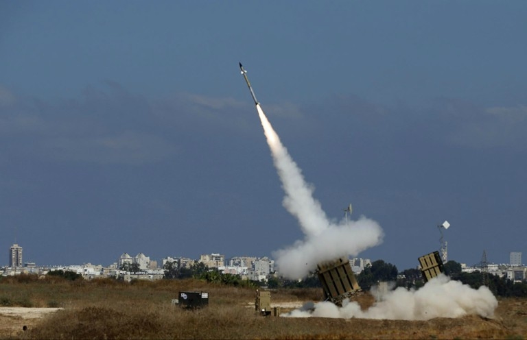 Tại thời điểm tuyên bố ngừng mua Iron Dome, phía Mỹ đã có một loạt phương án thay thế được sản xuất trong nước, trong đó có hệ thống Patriot, Phalanx, hệ thống đánh chặn mini... Nhưng trong quá trình thử nghiệm đối phó với những cuộc tấn công từ đạn phản lực, rocket và máy bay không người lái, những vũ khí này đã không chứng minh được sự tin cậy của mình. Tại thời điểm tuyên bố ngừng mua Iron Dome, phía Mỹ đã có một loạt phương án thay thế được sản xuất trong nước, trong đó có hệ thống Patriot, Phalanx, hệ thống đánh chặn mini... Nhưng trong quá trình thử nghiệm đối phó với những cuộc tấn công từ đạn phản lực, rocket và máy bay không người lái, những vũ khí này đã không chứng minh được sự tin cậy của mình.