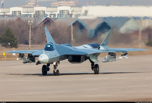 Su-57 có một số radar thế hệ mới. Ngoài radar với anten mảng pha chủ động ở phía trước máy bay, còn có hai radar phụ vuông góc hai bên hoạt động ở các dải khác nhau. Su-57 có thể dễ dàng phát hiện bất kỳ máy bay đang bay ở khoảng cách hàng trăm km, kể cả máy bay tiêm kích công nghệ tàng hình. Su-57 có một số radar thế hệ mới. Ngoài radar với anten mảng pha chủ động ở phía trước máy bay, còn có hai radar phụ vuông góc hai bên hoạt động ở các dải khác nhau. Su-57 có thể dễ dàng phát hiện bất kỳ máy bay đang bay ở khoảng cách hàng trăm km, kể cả máy bay tiêm kích công nghệ tàng hình.