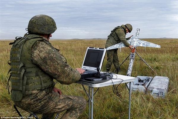 Nếu như Okhotnik được xem như một trong những chiếc máy bay không người lái (UAV) hạng nặng ứng dụng công nghệ của Su-57 thì cũng có một phiên bản UAV hạng nhẹ thừa hưởng công nghệ của máy bay tàng hình này đang phục vụ trong quân đội Nga, đó là Eleron với nhiều phiên bản khác nhau. Nếu như Okhotnik được xem như một trong những chiếc máy bay không người lái (UAV) hạng nặng ứng dụng công nghệ của Su-57 thì cũng có một phiên bản UAV hạng nhẹ thừa hưởng công nghệ của máy bay tàng hình này đang phục vụ trong quân đội Nga, đó là Eleron với nhiều phiên bản khác nhau.