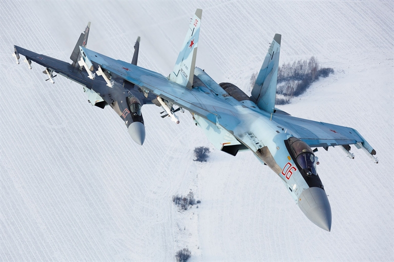 Thương vụ 11 chiếc Su-35 cho Không quân Indonesia đã được ký kết với Công ty Cổ phần Rosoboronexport tại Jakarta vào ngày 14/2/2018. Nhưng cho đến nay nó vẫn chưa có hiệu lực. Indonesia ban đầu dự kiến 2 chiếc Su-35 đầu tiên sẽ được chuyển đến nước này vào tháng 8/2019 - trước Ngày Lực lượng Vũ trang (ngày 5/10). Thương vụ 11 chiếc Su-35 cho Không quân Indonesia đã được ký kết với Công ty Cổ phần Rosoboronexport tại Jakarta vào ngày 14/2/2018. Nhưng cho đến nay nó vẫn chưa có hiệu lực. Indonesia ban đầu dự kiến 2 chiếc Su-35 đầu tiên sẽ được chuyển đến nước này vào tháng 8/2019 - trước Ngày Lực lượng Vũ trang (ngày 5/10).