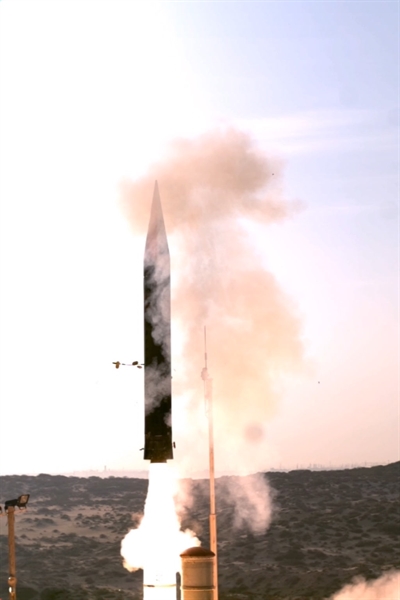 Arrow 3 vào hoạt động trong thành phần bộ 3 lá chắn phòng thủ của nước này. Arrow 3 cùng với Arrow 2, hệ thống đã đi vào hoạt động từ năm 2000, sẽ làm giảm đáng kể khả năng tên lửa đạn đạo tấn công được vào lãnh thổ Israel. Arrow 3 vào hoạt động trong thành phần bộ 3 lá chắn phòng thủ của nước này. Arrow 3 cùng với Arrow 2, hệ thống đã đi vào hoạt động từ năm 2000, sẽ làm giảm đáng kể khả năng tên lửa đạn đạo tấn công được vào lãnh thổ Israel.