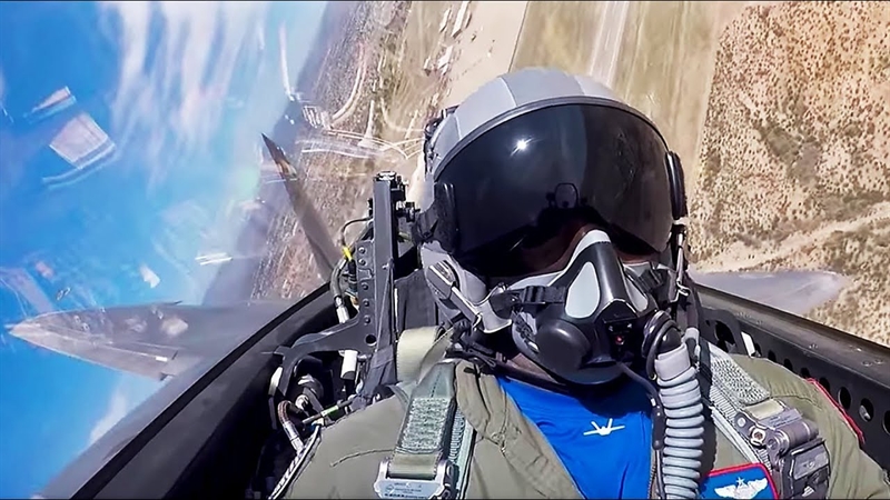 Không đoàn tiêm kích số 3 - đây là đơn vị đang vận hành 40 tiêm kích tàng hình F-22 là đơn vị đầu tiên được trang bị súng trường nòng ngắn GAU-5/A cho phi công, giúp tăng hỏa lực tự vệ khi họ phải nhảy dù trên lãnh thổ đối phương hoặc đối mặt với quân khủng bố. Không đoàn tiêm kích số 3 - đây là đơn vị đang vận hành 40 tiêm kích tàng hình F-22 là đơn vị đầu tiên được trang bị súng trường nòng ngắn GAU-5/A cho phi công, giúp tăng hỏa lực tự vệ khi họ phải nhảy dù trên lãnh thổ đối phương hoặc đối mặt với quân khủng bố.