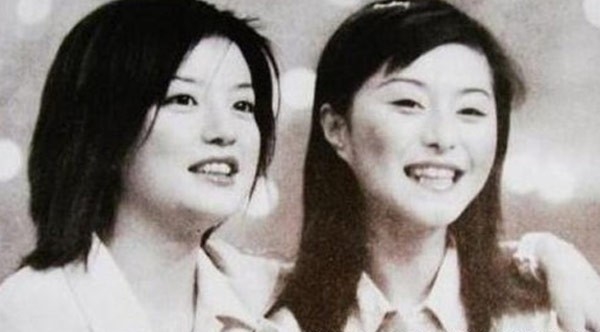 Hai người đẹp là bạn trước khi tham gia đóng bộ phim này. Thế nhưng, nhiều tin đồn cho rằng chính vì bộ phim mà cả hai cắt đứt tình cảm chị em khi Triệu Vy mỉa mai không ai nổi tiếng được bằng vai a hoàn. Hai người đẹp là bạn trước khi tham gia đóng bộ phim này. Thế nhưng, nhiều tin đồn cho rằng chính vì bộ phim mà cả hai cắt đứt tình cảm chị em khi Triệu Vy mỉa mai không ai nổi tiếng được bằng vai a hoàn.