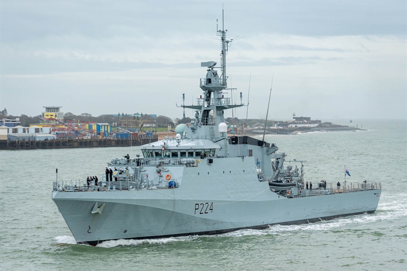 Hải quân Hoàng gia Anh thông báo, HMS Trent sẽ được thay thế một số thiết bị nhưng không tiết lộ đó là thiết bị nào cũng như nguyên nhân khiến chiếc tàu chết máy. Điều đặc biệt là động cơ được BAE Systems dùng để đóng HMS Trent do hãng Rolls Royce sản xuất. Đây cũng là nhà sản xuất cung cấp động cơ cho dàn chiến hạm lớp Daring của Anh. Hải quân Hoàng gia Anh thông báo, HMS Trent sẽ được thay thế một số thiết bị nhưng không tiết lộ đó là thiết bị nào cũng như nguyên nhân khiến chiếc tàu chết máy. Điều đặc biệt là động cơ được BAE Systems dùng để đóng HMS Trent do hãng Rolls Royce sản xuất. Đây cũng là nhà sản xuất cung cấp động cơ cho dàn chiến hạm lớp Daring của Anh.