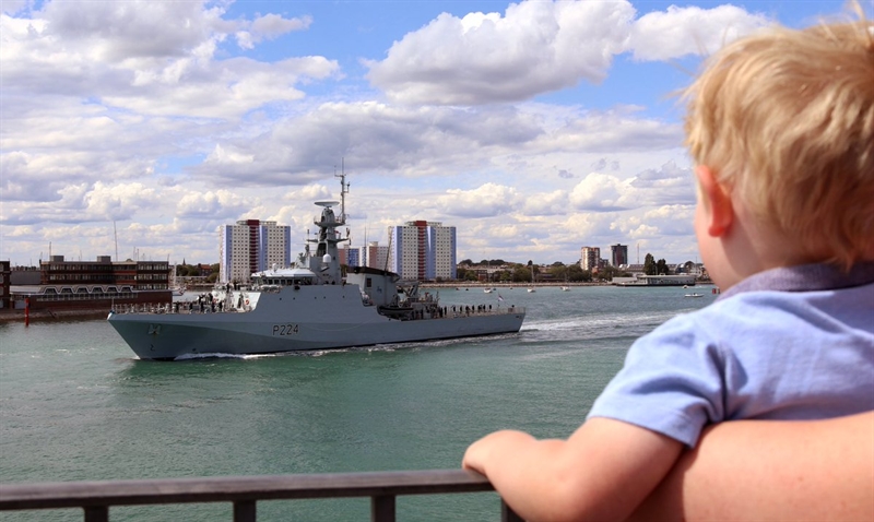 Tàu chiến HMS Trent là chiếc mới nhất, trị giá 100 triệu bảng của Hải quân Hoàng gia Anh ra khơi ngày 3/8 ở Portsmouth. HMS Trent dự kiến sẽ tham gia vào một sứ mệnh của NATO trong việc săn lùng khủng bố và chống buôn người. Tàu chiến HMS Trent là chiếc mới nhất, trị giá 100 triệu bảng của Hải quân Hoàng gia Anh ra khơi ngày 3/8 ở Portsmouth. HMS Trent dự kiến sẽ tham gia vào một sứ mệnh của NATO trong việc săn lùng khủng bố và chống buôn người.