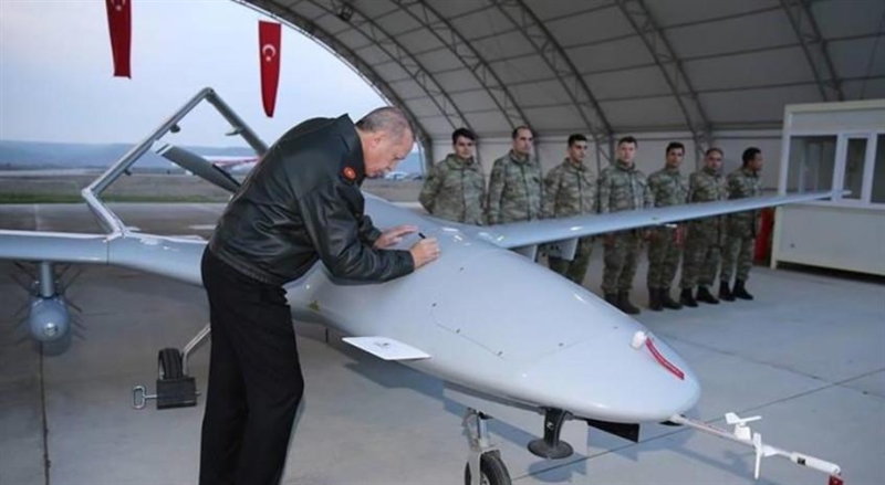 Loại máy bay tấn công không người lái (UCAV) được vị giám đốc này nói đến chính là chiếc Bayraktar - dòng máy bay sở hữu thông số cực ấn tượng khi nó có sải cánh tới 12m. Thiết kế của Bayraktar vẫn tương tự như các phiên bản trước đó sử dụng động cơ đẩy cánh quạt. Trần bay khi thử nghiệm của Bayraktar có thể đạt tới hơn 8.200m, thời gian hoạt động trên không của nó lên tới hơn 24 giờ. Loại máy bay tấn công không người lái (UCAV) được vị giám đốc này nói đến chính là chiếc Bayraktar - dòng máy bay sở hữu thông số cực ấn tượng khi nó có sải cánh tới 12m. Thiết kế của Bayraktar vẫn tương tự như các phiên bản trước đó sử dụng động cơ đẩy cánh quạt. Trần bay khi thử nghiệm của Bayraktar có thể đạt tới hơn 8.200m, thời gian hoạt động trên không của nó lên tới hơn 24 giờ.