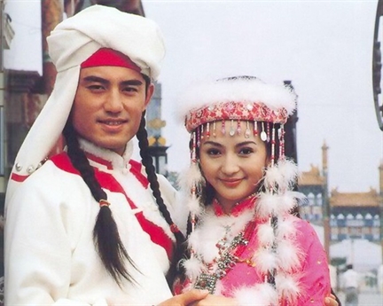 Thành công nhờ bộ phim, cô có nhiều cơ hội hơn trong sự nghiệp. Khi sự nghiệp đang phát triển thì chuyện tình cảm với chàng công tử giàu có cùng lớp đại học của cô lại tan vỡ vì những xung đột. Thành công nhờ bộ phim, cô có nhiều cơ hội hơn trong sự nghiệp. Khi sự nghiệp đang phát triển thì chuyện tình cảm với chàng công tử giàu có cùng lớp đại học của cô lại tan vỡ vì những xung đột.