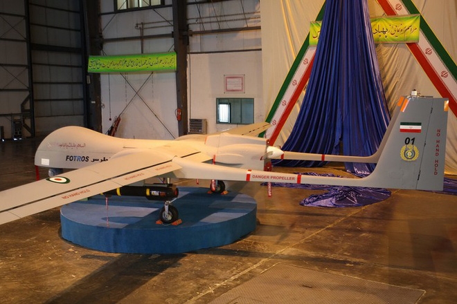 Nhiều UAV của Iran được thiết kế tương tự như các máy bay của Mỹ và Israel. Chiếc Fotros do Tổ chức Công nghiệp Hàng không Iran (IAIO) chế tạo là một trong những UAV lớn nhất do Iran sản xuất và vận hành. Nó có thể bay cao 7.600m và bay trong thời gian 30 giờ. Nhiều UAV của Iran được thiết kế tương tự như các máy bay của Mỹ và Israel. Chiếc Fotros do Tổ chức Công nghiệp Hàng không Iran (IAIO) chế tạo là một trong những UAV lớn nhất do Iran sản xuất và vận hành. Nó có thể bay cao 7.600m và bay trong thời gian 30 giờ.