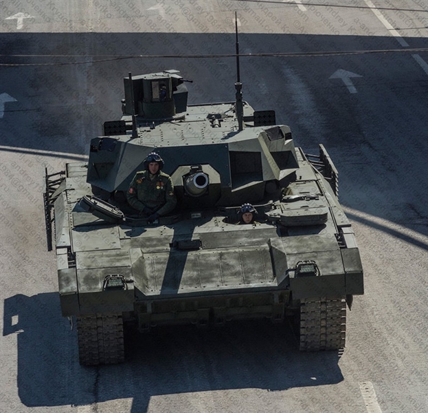 Nguyên bản T-14 Armata không được trang bị súng máy đồng trục PKT, nhưng theo yêu cầu của Bộ Quốc phòng Nga, Uralvagonzavod đã phải thay đổi thiết kế và bổ sung loại súng máy này trên những cỗ tăng khi chính thức được đưa vào trang bị. Nguyên bản T-14 Armata không được trang bị súng máy đồng trục PKT, nhưng theo yêu cầu của Bộ Quốc phòng Nga, Uralvagonzavod đã phải thay đổi thiết kế và bổ sung loại súng máy này trên những cỗ tăng khi chính thức được đưa vào trang bị.