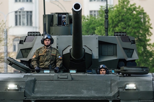 Theo giới thiệu của Uralvagonzavod tại sự kiện Army 2020 vừa qua, xe tăng T-14 Armata có tổng chiều dài là 10,4m, rộng 3,8m và cao 3,2m. Xe tăng được trang bị pháo chính L-56 2A82-1M cỡ 125mm thế hệ mới và 2 súng máy 7,62mm. Theo giới thiệu của Uralvagonzavod tại sự kiện Army 2020 vừa qua, xe tăng T-14 Armata có tổng chiều dài là 10,4m, rộng 3,8m và cao 3,2m. Xe tăng được trang bị pháo chính L-56 2A82-1M cỡ 125mm thế hệ mới và 2 súng máy 7,62mm.