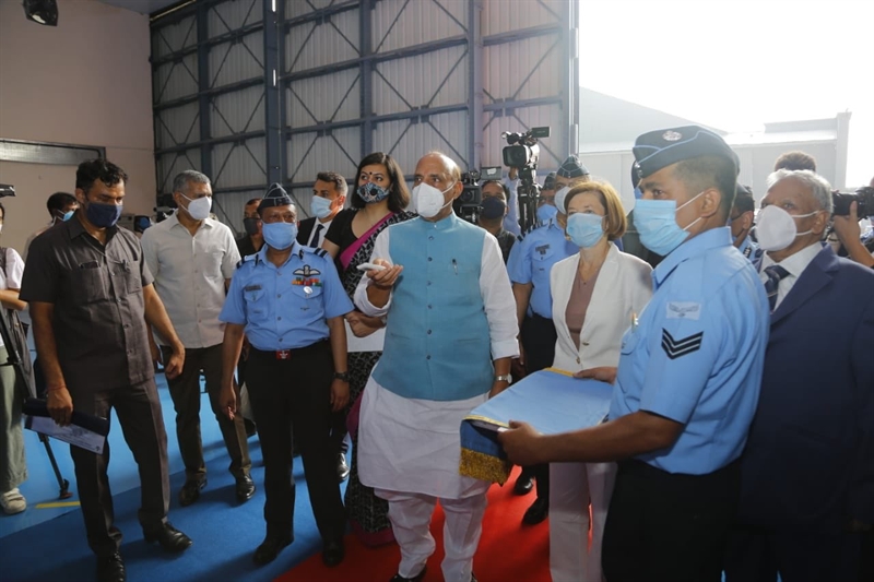 Để sở hữu Rafale, New Delhi phải chi tới 8,8 tỷ USD cho 36 chiếc. Như vậy, giá thành mỗi chiếc (đã bao gồm vũ khí) vào khoảng 244 triệu USD. Với số tiền này, Ấn Độ có thể mua được 4 chiếc Su-30 (tại thời điểm năm 2016) và mua được 3 chiếc F-35 theo mức giá được chính phủ Mỹ công bố hồi giữa năm 2019. Để sở hữu Rafale, New Delhi phải chi tới 8,8 tỷ USD cho 36 chiếc. Như vậy, giá thành mỗi chiếc (đã bao gồm vũ khí) vào khoảng 244 triệu USD. Với số tiền này, Ấn Độ có thể mua được 4 chiếc Su-30 (tại thời điểm năm 2016) và mua được 3 chiếc F-35 theo mức giá được chính phủ Mỹ công bố hồi giữa năm 2019.