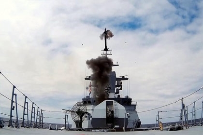 Tên lửa 9М96Е và 9М96Е2 sử dụng các hệ dẫn lệnh-quán tính và radar, tên lửa 9М100 được trang bị đầu tự dẫn hồng ngoại. Các tên lửa được trang bị đầu đạn nặng 24 kg có thể điều khiển. Tên lửa 9М96Е và 9М96Е2 sử dụng các hệ dẫn lệnh-quán tính và radar, tên lửa 9М100 được trang bị đầu tự dẫn hồng ngoại. Các tên lửa được trang bị đầu đạn nặng 24 kg có thể điều khiển.