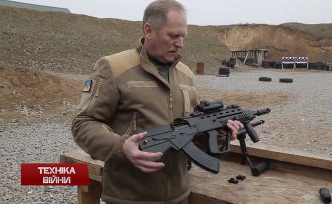 Ukraine vừa trình làng loại súng trường tấn công tự động mới Malyuk tại Triển lãm vũ khí quốc tế Azerbaijan. Loại súng này được xây dựng theo thiết kế theo mẫu AK-74. Ukraine vừa trình làng loại súng trường tấn công tự động mới Malyuk tại Triển lãm vũ khí quốc tế Azerbaijan. Loại súng này được xây dựng theo thiết kế theo mẫu AK-74.