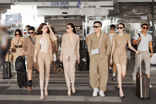 Trước đó, tại sân bay chuyện này cũng lặp lại tương tự. Điều này khiến nhiều người bất ngờ bởi lẽ, từ trước tới giờ khi xuất hiện chỗ đông người thì cặp đôi luôn sánh vai bên nhau. Trước đó, tại sân bay chuyện này cũng lặp lại tương tự. Điều này khiến nhiều người bất ngờ bởi lẽ, từ trước tới giờ khi xuất hiện chỗ đông người thì cặp đôi luôn sánh vai bên nhau.