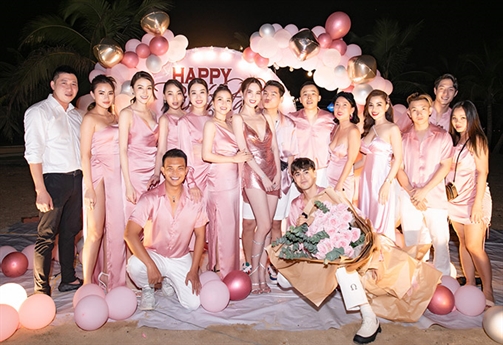 Mới đây, Ngọc Trinh đã đón sinh nhật sớm bên những người bạn thân. Mặc dù không còn xuất hiện cùng nhau nhiều như trước nhưng Vũ Khắc Tiệp cũng có mặt trong ngày vui của \ Mới đây, Ngọc Trinh đã đón sinh nhật sớm bên những người bạn thân. Mặc dù không còn xuất hiện cùng nhau nhiều như trước nhưng Vũ Khắc Tiệp cũng có mặt trong ngày vui của \