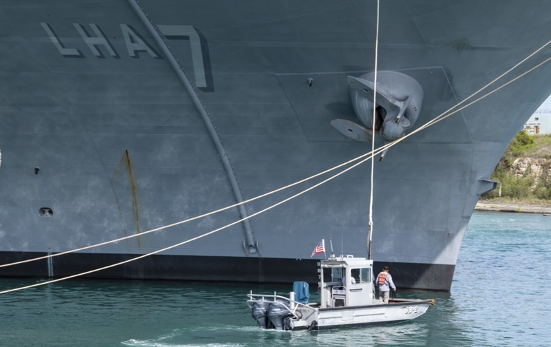 Mặc dù phân loại là tàu tấn công đổ bộ nhưng kích thước của USS Tripoli không thua gì tàu sân bay hạt nhân Charles de Gaulle của Hải quân Pháp, với chiều dài 257m, chiều rộng 32m, lượng giãn nước đầy tải trên 45.000 tấn. Mặc dù phân loại là tàu tấn công đổ bộ nhưng kích thước của USS Tripoli không thua gì tàu sân bay hạt nhân Charles de Gaulle của Hải quân Pháp, với chiều dài 257m, chiều rộng 32m, lượng giãn nước đầy tải trên 45.000 tấn.