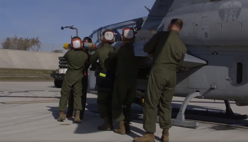 Thành phần chính tham gia diễn tập là trực thăng AH-1Z Viper, Apache, máy bay trinh sát không người lái... Để đối phó với mục tiêu mặt đất, AH-1Z mang theo 8 quả tên lửa chống tăng AGM-114 Hellfire. Thành phần chính tham gia diễn tập là trực thăng AH-1Z Viper, Apache, máy bay trinh sát không người lái... Để đối phó với mục tiêu mặt đất, AH-1Z mang theo 8 quả tên lửa chống tăng AGM-114 Hellfire.