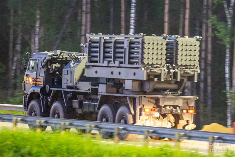 TOS-2 - một biến thể nâng cấp từ TOS-1 Buratino. Điều làm nên sự khác biệt của hệ thống TOS-2 đó là giàn phóng sử dụng khung gầm xe bọc thép kháng mìn bánh lốp Ural-63706-0120 Typhoon-U. TOS-2 - một biến thể nâng cấp từ TOS-1 Buratino. Điều làm nên sự khác biệt của hệ thống TOS-2 đó là giàn phóng sử dụng khung gầm xe bọc thép kháng mìn bánh lốp Ural-63706-0120 Typhoon-U.