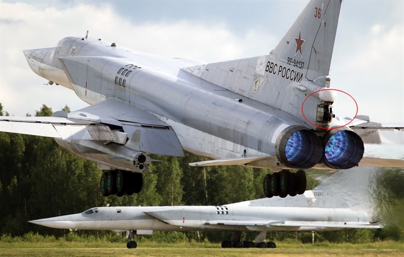 GSh-23 đã được thông qua và đưa vào phục vụ năm 1965 thay cho pháo thế hệ cũ NR-23. Vũ khí này sử dụng cơ chế nạp đạn bằng độ giật truyền động chéo giữa hai nòng súng. Mỗi nòng súng có hệ thống hấp thụ lực giật riêng của mình và chuyển động của hai nòng được đồng bộ hóa bằng một bánh răng và đòn bẩy. GSh-23 đã được thông qua và đưa vào phục vụ năm 1965 thay cho pháo thế hệ cũ NR-23. Vũ khí này sử dụng cơ chế nạp đạn bằng độ giật truyền động chéo giữa hai nòng súng. Mỗi nòng súng có hệ thống hấp thụ lực giật riêng của mình và chuyển động của hai nòng được đồng bộ hóa bằng một bánh răng và đòn bẩy.