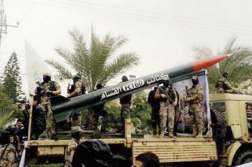 Hamas tuyên bố sự tồn tại của J-90 và R-160 hồi tháng 7/2014 khi Không quân Israel cố gắng ngăn chặn loại tên lửa này vào tay Hamas trong chiến dịch Người bảo vệ Edge. Theo Jane’s, đây là lần đầu tiên hình ảnh rõ nét về loại tên lửa này được công bố một cách chính thức. Tên lửa R-160 có tầm bắn khoảng 160 km. Hamas tuyên bố sự tồn tại của J-90 và R-160 hồi tháng 7/2014 khi Không quân Israel cố gắng ngăn chặn loại tên lửa này vào tay Hamas trong chiến dịch Người bảo vệ Edge. Theo Jane’s, đây là lần đầu tiên hình ảnh rõ nét về loại tên lửa này được công bố một cách chính thức. Tên lửa R-160 có tầm bắn khoảng 160 km.