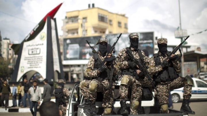 Ngoài những tên lửa trên, Hamas còn công bố một tên lửa mới lớn hơn R-160 được dán nhãn Qassam. Loại tên lửa mới được đặt trên khung gầm xe tải Kamaz từ đó các chuyên gia suy đoán rằng nó có chiều dài khoảng 6,6 m, đường kính khoảng 425 mm. Về mặt lý thuyết, tên lửa mới lớn hơn sẽ có tầm bắn xa hơn 160 km so với R-160. Ngoài những tên lửa trên, Hamas còn công bố một tên lửa mới lớn hơn R-160 được dán nhãn Qassam. Loại tên lửa mới được đặt trên khung gầm xe tải Kamaz từ đó các chuyên gia suy đoán rằng nó có chiều dài khoảng 6,6 m, đường kính khoảng 425 mm. Về mặt lý thuyết, tên lửa mới lớn hơn sẽ có tầm bắn xa hơn 160 km so với R-160.