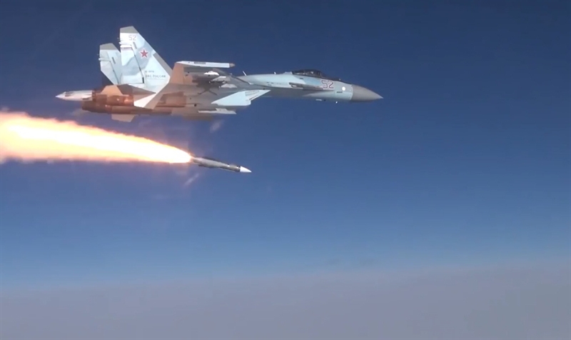Theo thiết kế, mỗi chiếc Su-35 có thể mang tối đa 2 đạn tên lửa R-37M trong mỗi lần cất cánh làm nhiệm vụ. Việc được tích hợp R-37M khiến hiệu quả chiến đấu của nó tương đương với Su-57. Theo thiết kế, mỗi chiếc Su-35 có thể mang tối đa 2 đạn tên lửa R-37M trong mỗi lần cất cánh làm nhiệm vụ. Việc được tích hợp R-37M khiến hiệu quả chiến đấu của nó tương đương với Su-57.