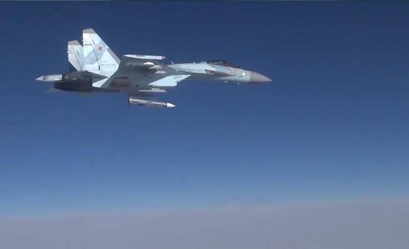Những hình ảnh cho thấy màn khai hỏa R-37M của Su-35 cùng hoạt động của nhiều máy bay khác trong một cuộc diễn tập được Bộ Quốc phòng Nga công bố hôm 4/10. Theo hình ảnh công bố, quả đạn R-37M được thả từ giá treo vũ khí dưới cánh phải chiếc Su-35S. Tên lửa chúi xuống để tạo giãn cách an toàn và kích hoạt ngay sau đó. Những hình ảnh cho thấy màn khai hỏa R-37M của Su-35 cùng hoạt động của nhiều máy bay khác trong một cuộc diễn tập được Bộ Quốc phòng Nga công bố hôm 4/10. Theo hình ảnh công bố, quả đạn R-37M được thả từ giá treo vũ khí dưới cánh phải chiếc Su-35S. Tên lửa chúi xuống để tạo giãn cách an toàn và kích hoạt ngay sau đó.